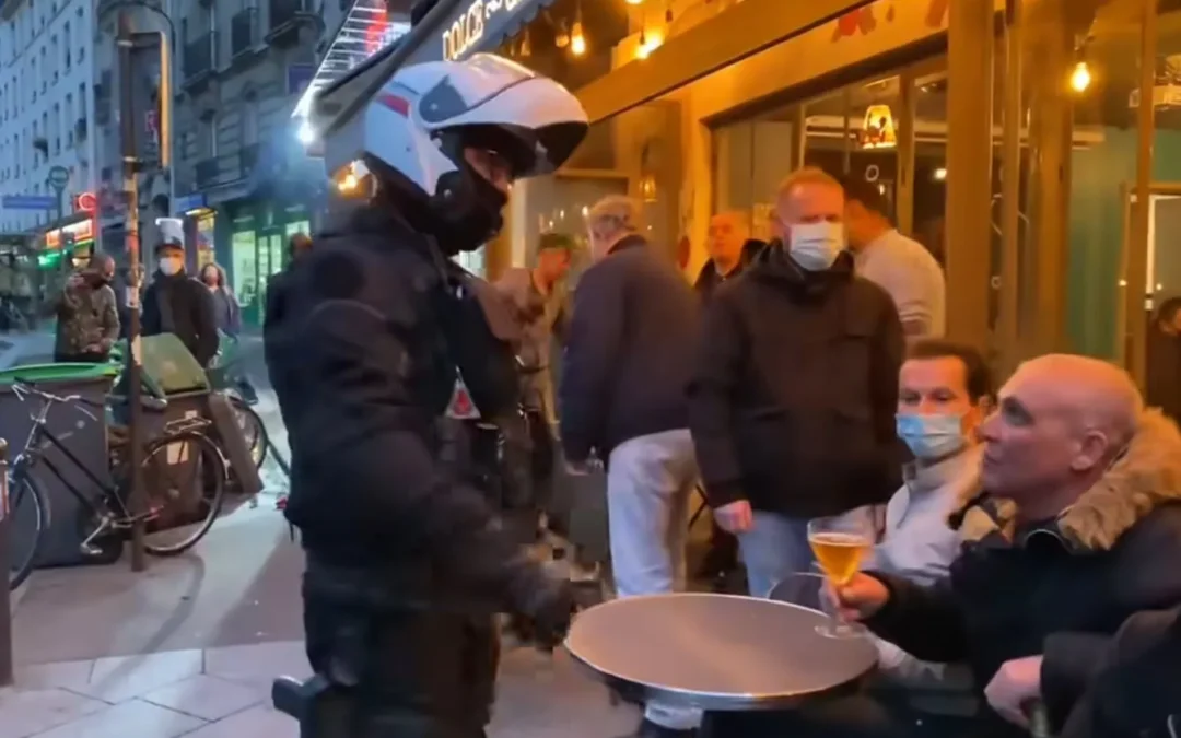 10/2020 Paris, la BRAVM évacue une terrasse et ses clients